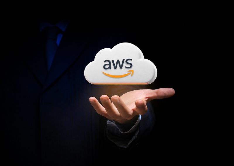 Mão segurando uma nuvem com o logo da AWS